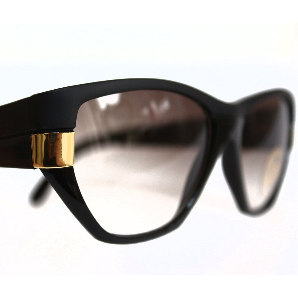 Mattschwarze Vintage Sonnenbrille mit goldenen Applikationen
