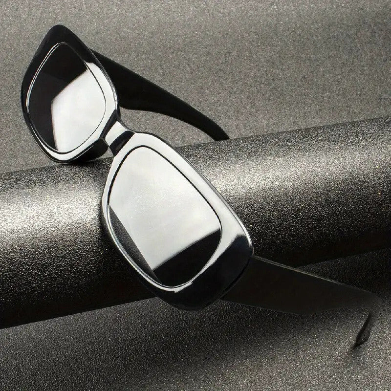 Glänzend schwarze Retro-Partybrille