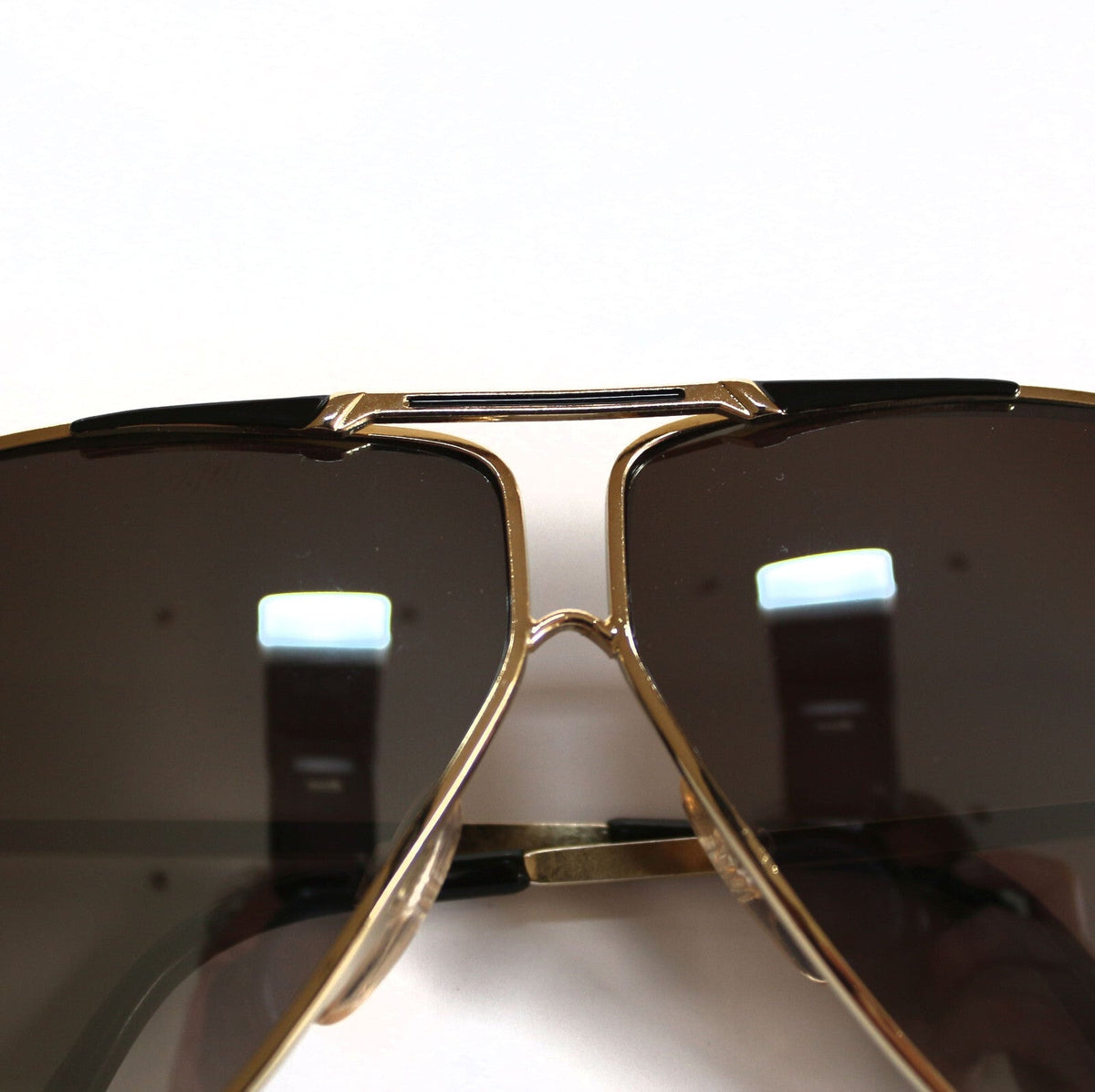 Gold-schwarze Piloten-Sonnenbrille im Porsche-Stil