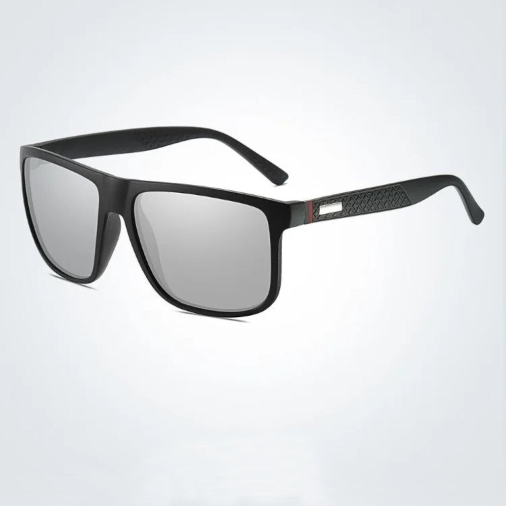Matt-schwarze Sonnenbrille mit silbernen Spiegelgläsern