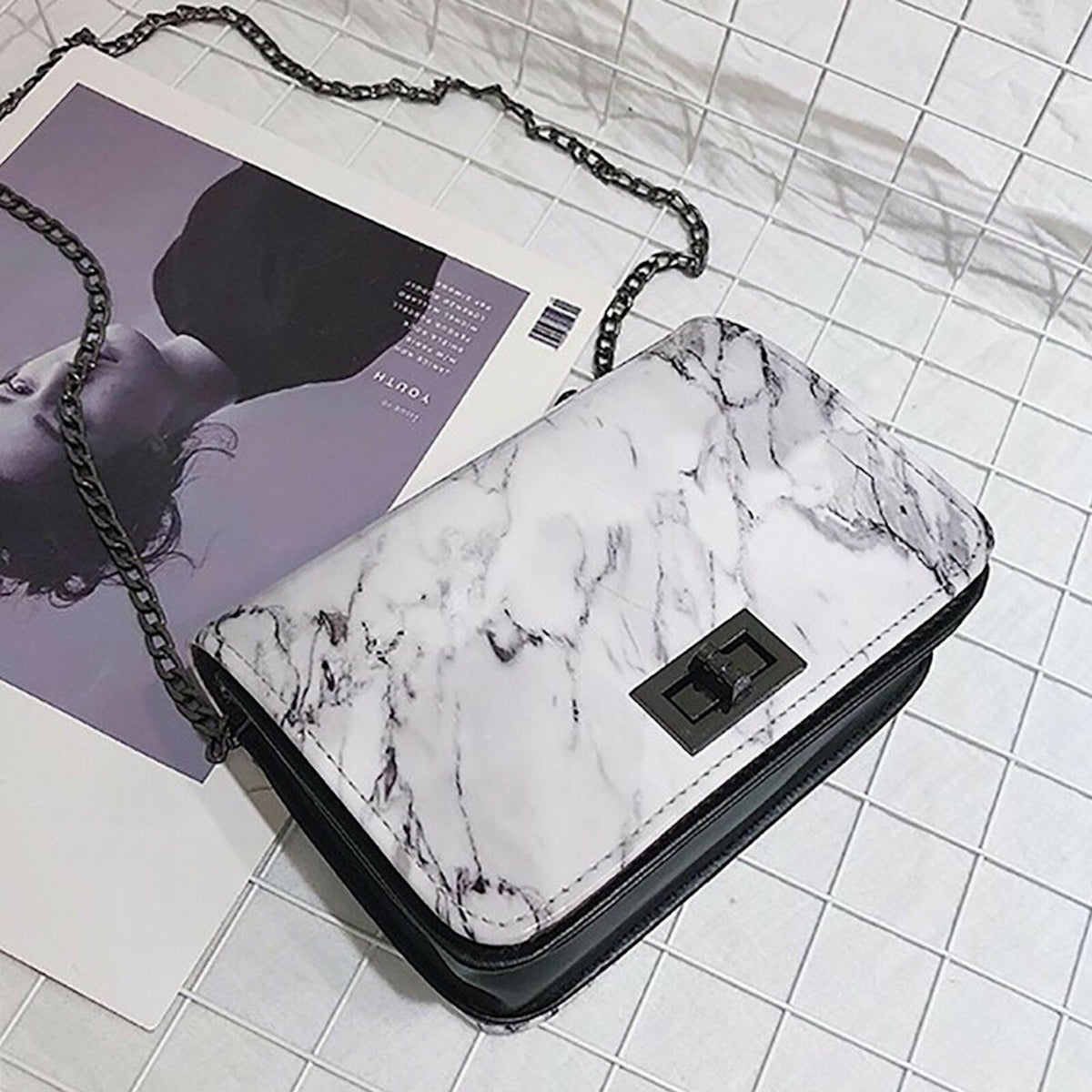 Damen Handtasche Umhängetasche Tasche Kunstleder Marmoriert Drehverschluss Kette - 3KShop.de
