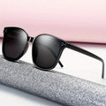 Schwarz-goldene Oversized Designer-Sonnenbrille mit goldenen Applikationen