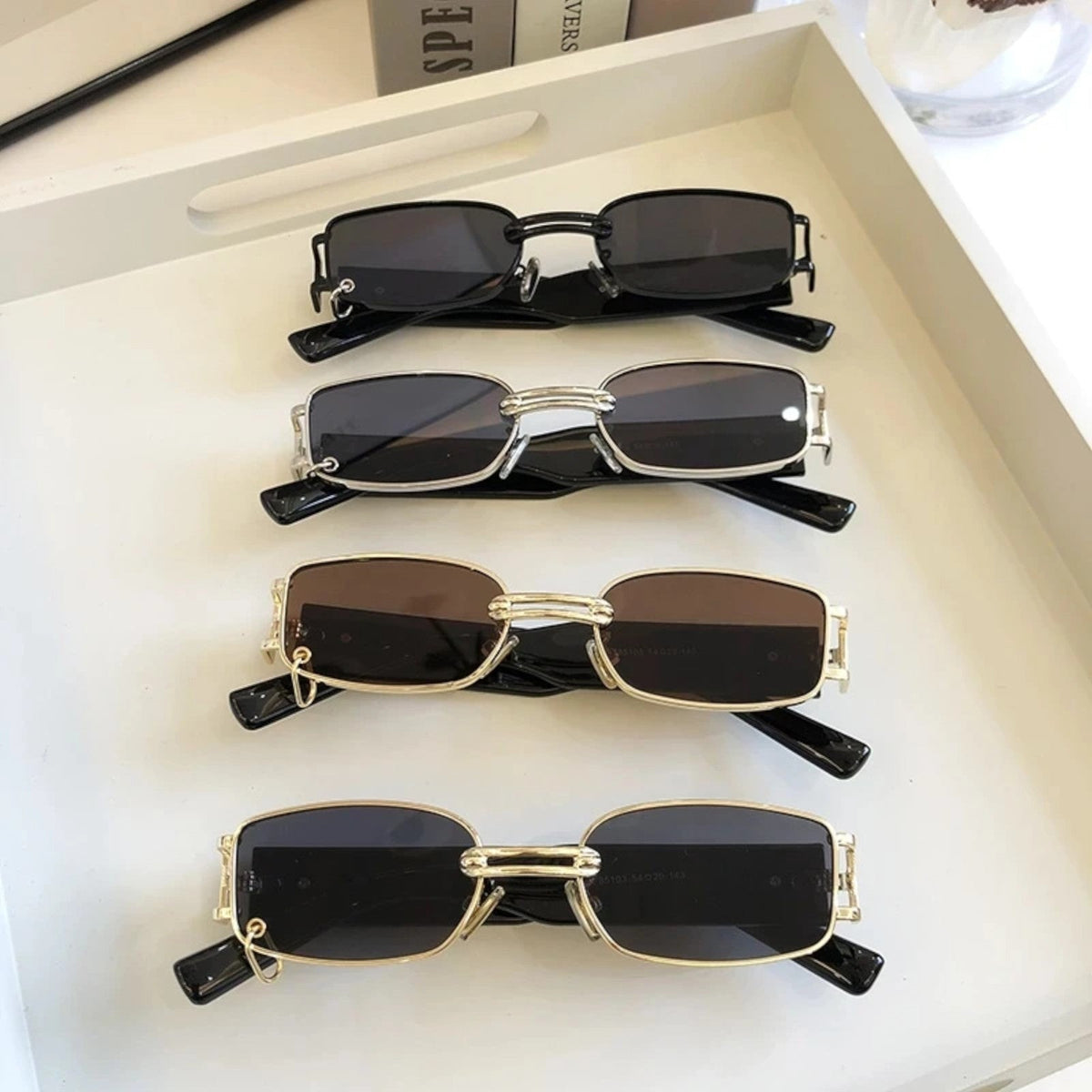 Schwarz-goldene Designer-Sonnenbrille mit Ring im Glas