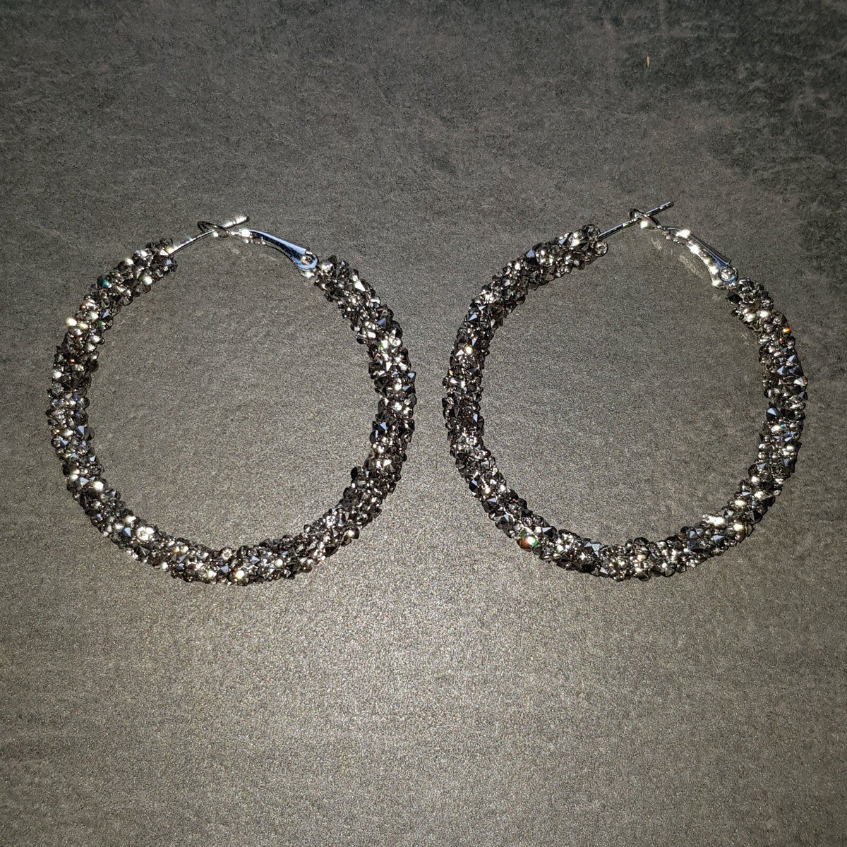 Schwarz-silberne Strass-Creolen aus Edelstahl