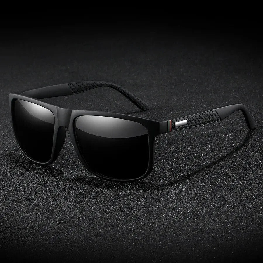 Matt-schwarze Sonnenbrille mit dunklen Gläsern