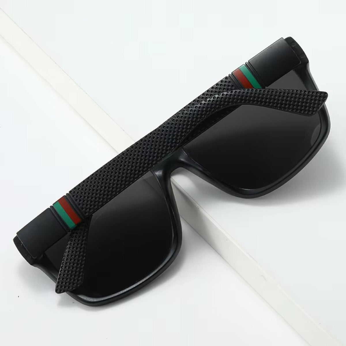 Matt-schwarze polarisierte Sonnenbrille mit dunklen Gläsern