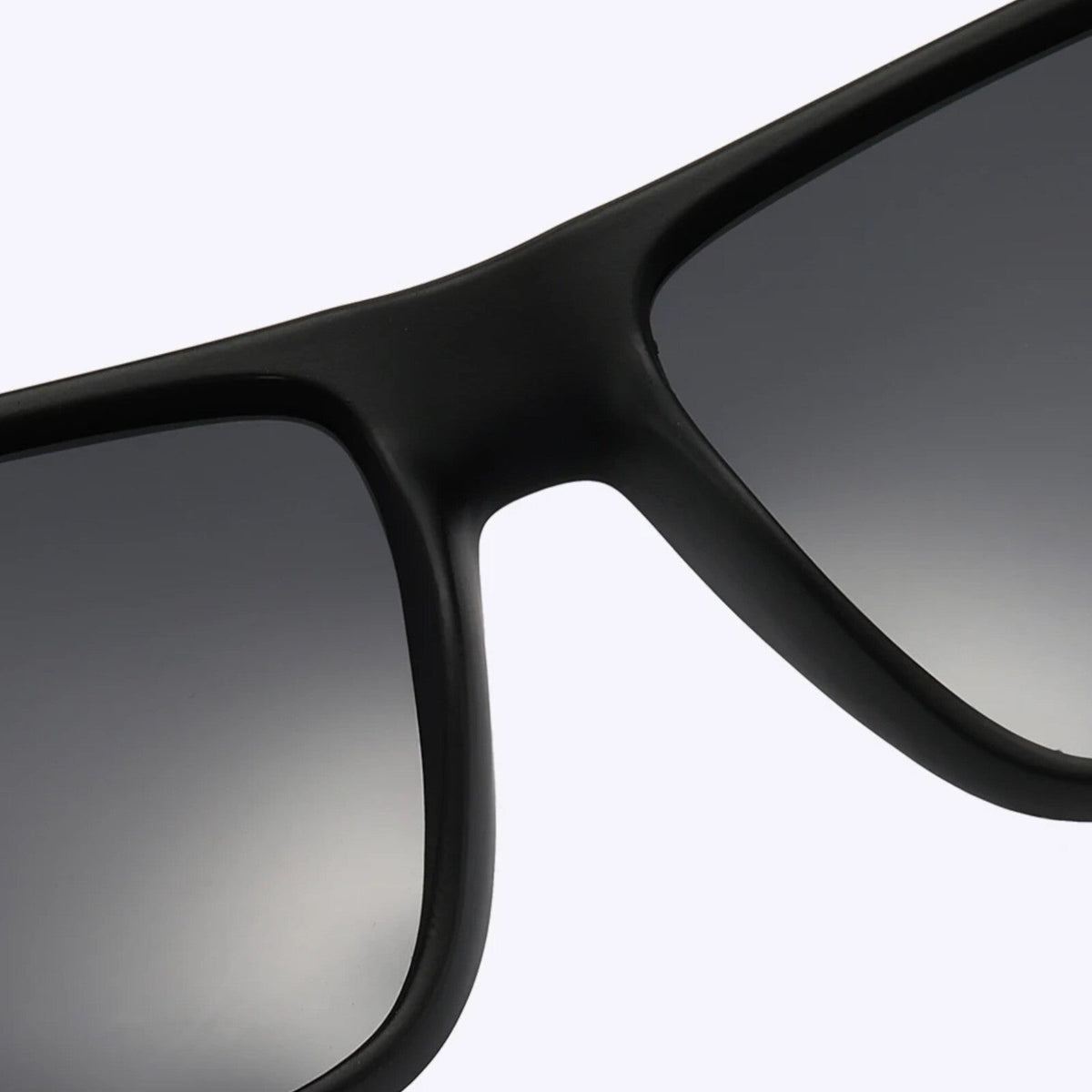Matt-schwarze Sonnenbrille mit orange-roten Spiegelgläsern