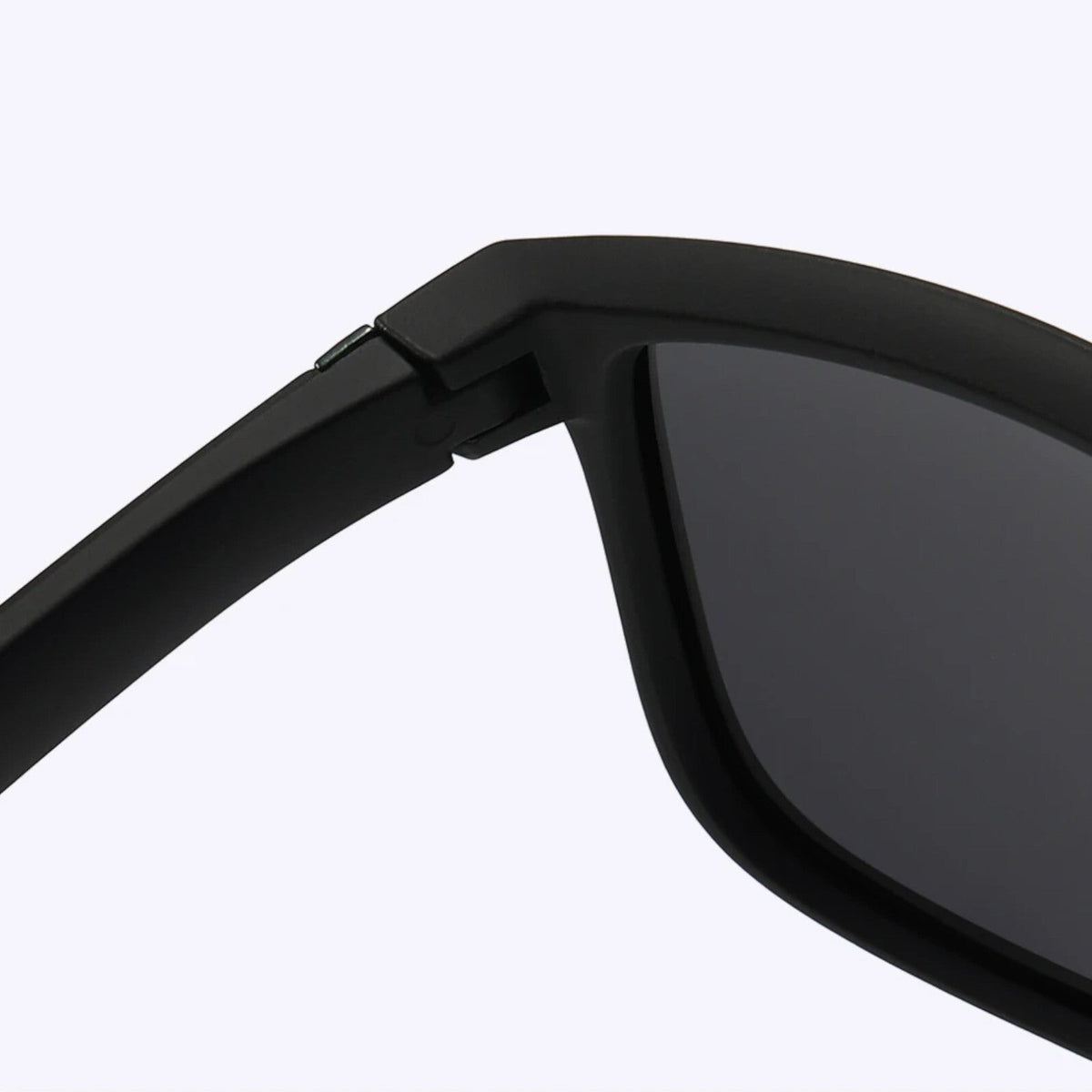 Matt-schwarze Sonnenbrille mit silbernen Spiegelgläsern