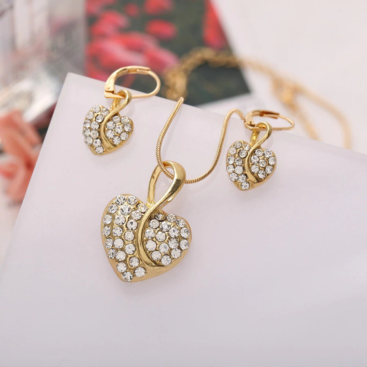 Goldfarbenes Herz-Schmuckset mit Kette und Ohrringen