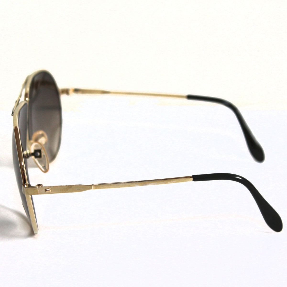 Gold-schwarze Piloten-Sonnenbrille im Porsche-Stil