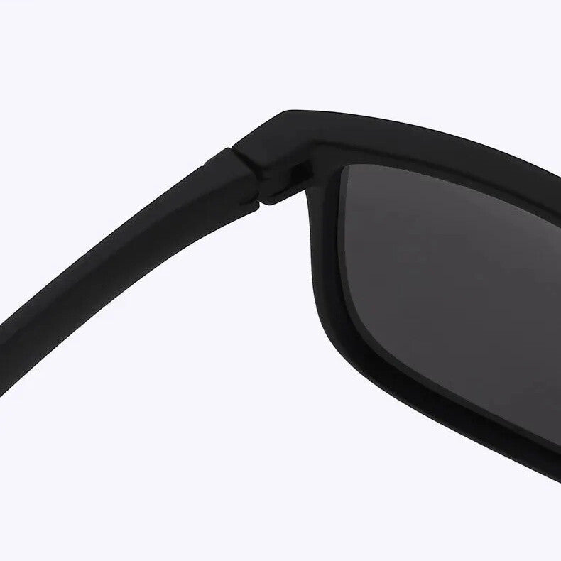 Matt-schwarze Sonnenbrille mit dunklen Gläsern