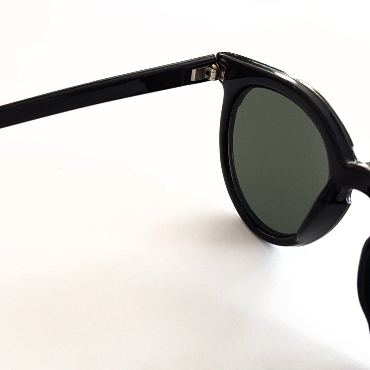 Schwarze Cat-Eye-Sonnenbrille matt und glänzend