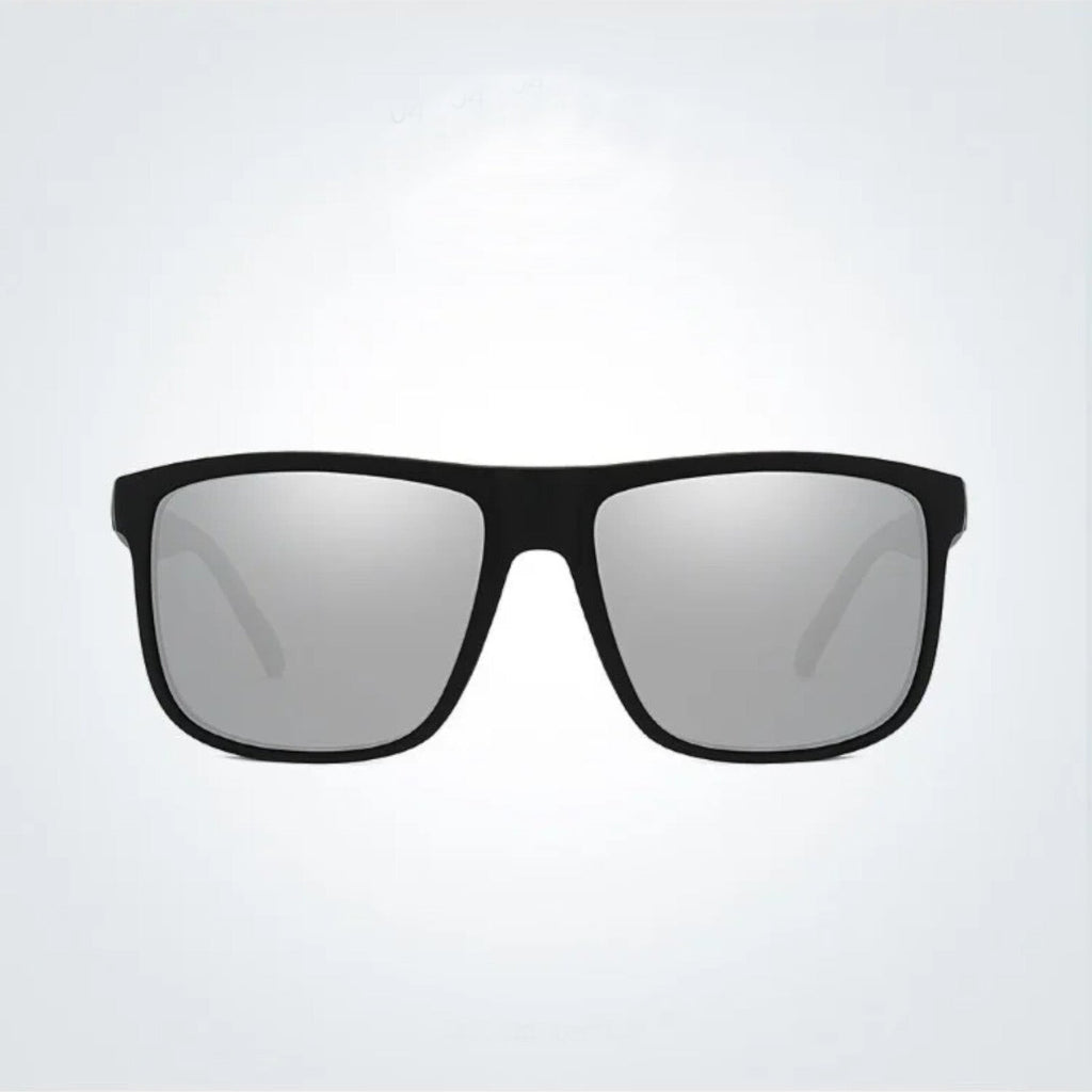 Matt-schwarze Sonnenbrille mit silbernen Spiegelgläsern