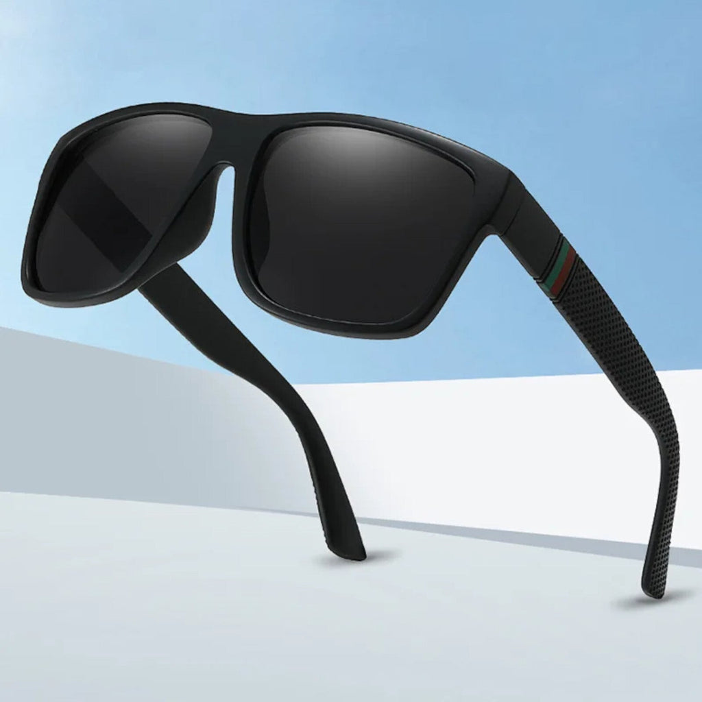 Matt-schwarze polarisierte Sonnenbrille mit dunklen Gläsern