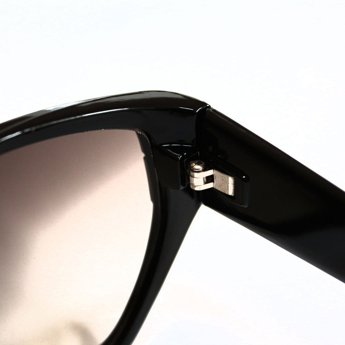 Mattschwarze Vintage Sonnenbrille mit goldenen Applikationen