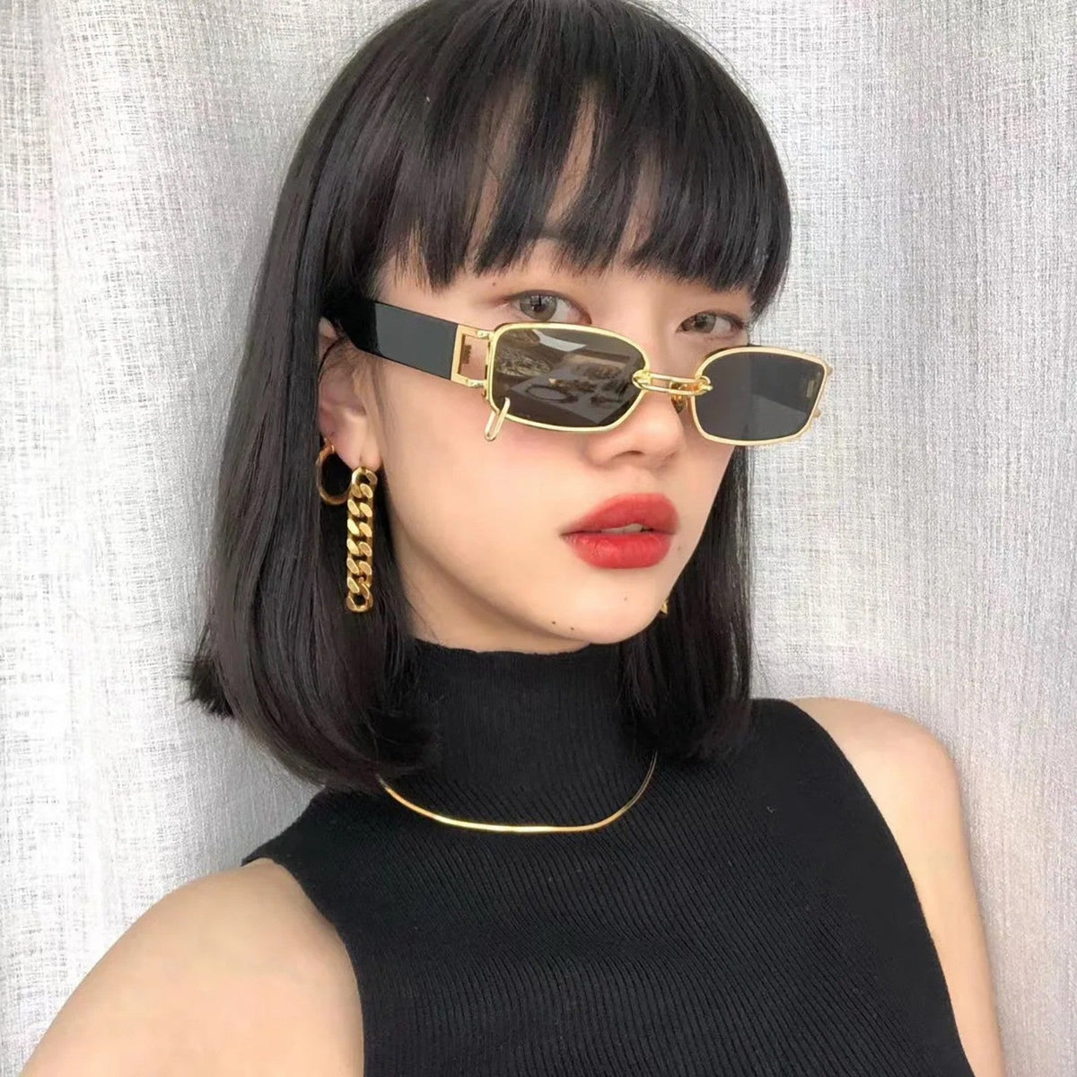Schwarz-goldene Designer-Sonnenbrille mit Ring im Glas