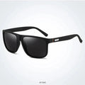 Matt-schwarze Sonnenbrille mit dunklen Gläsern