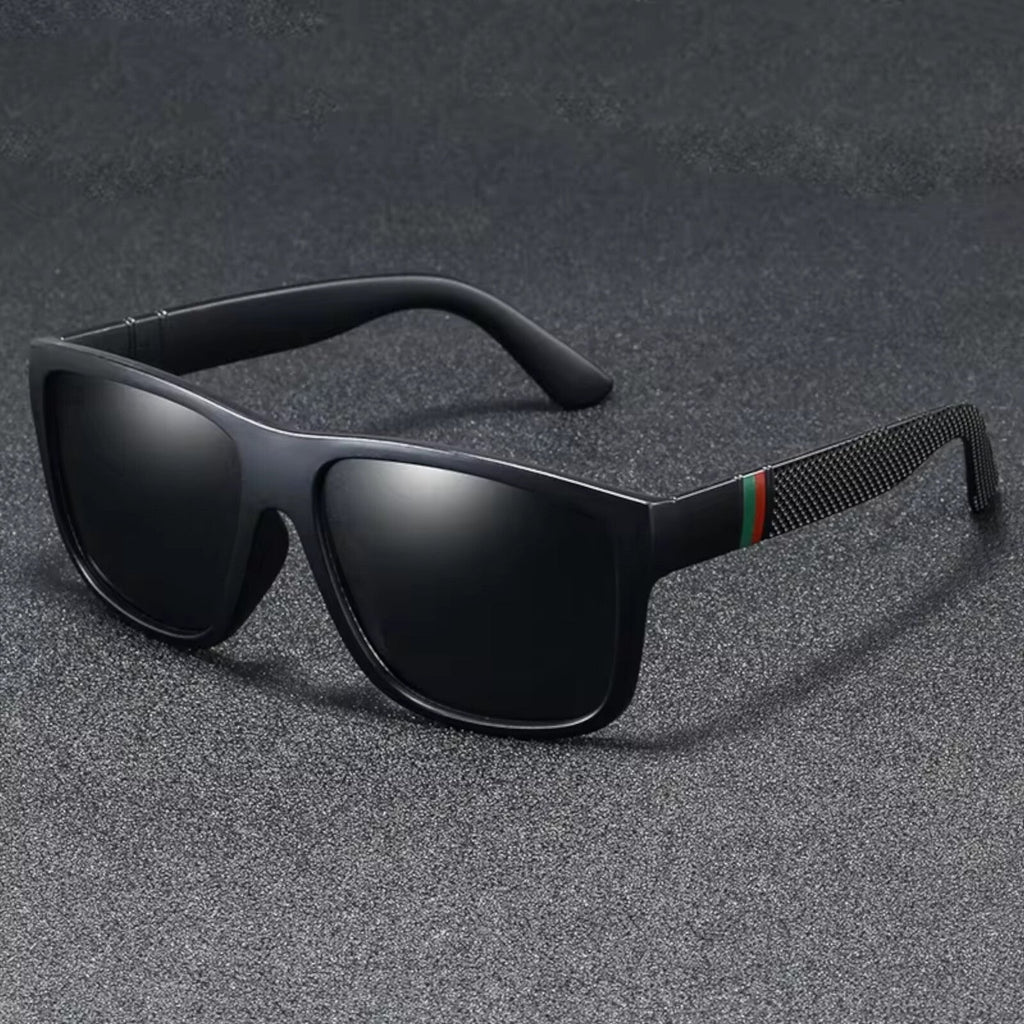 Matt-schwarze polarisierte Sonnenbrille mit dunklen Gläsern