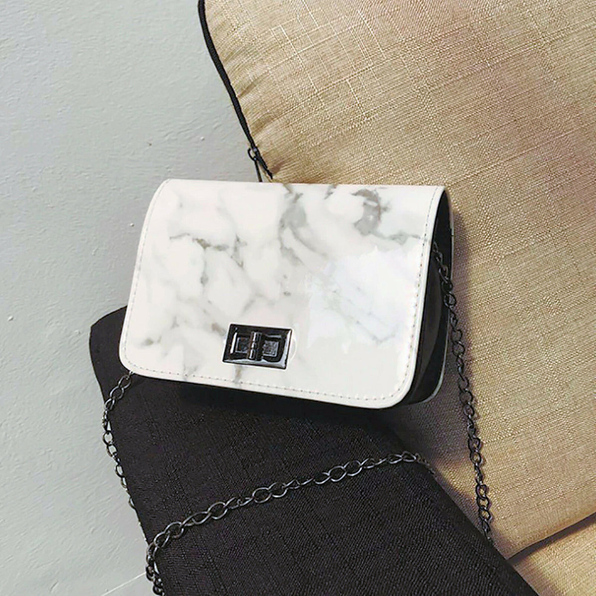 Damen Handtasche Umhängetasche Tasche Kunstleder Marmoriert Drehverschluss Kette - 3KShop.de