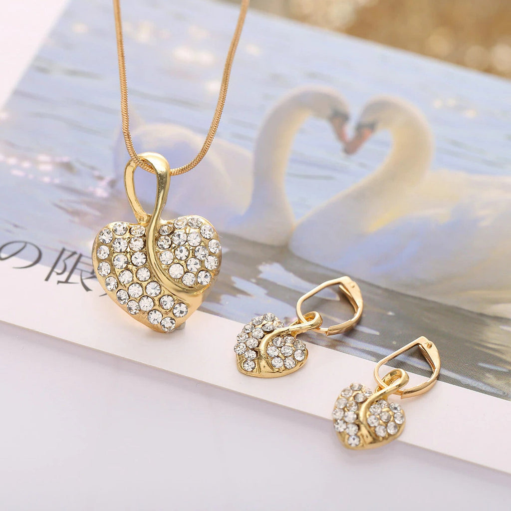 Goldfarbenes Herz-Schmuckset mit Kette und Ohrringen