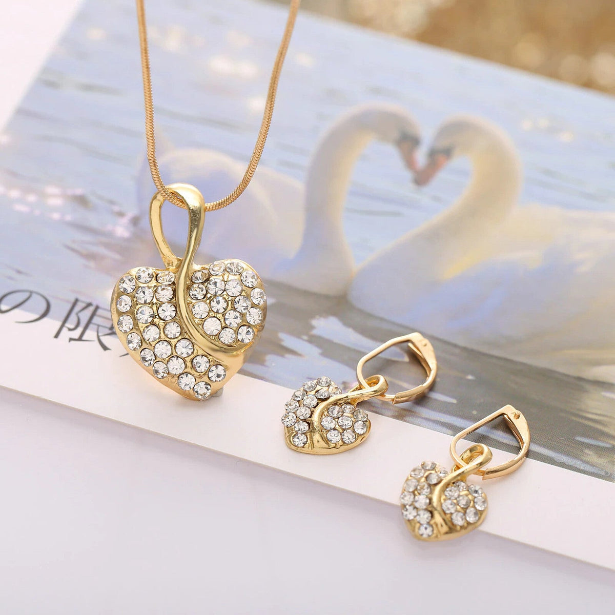 Goldfarbenes Herz-Schmuckset mit Kette und Ohrringen