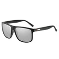 Matt-schwarze Sonnenbrille mit silbernen Spiegelgläsern