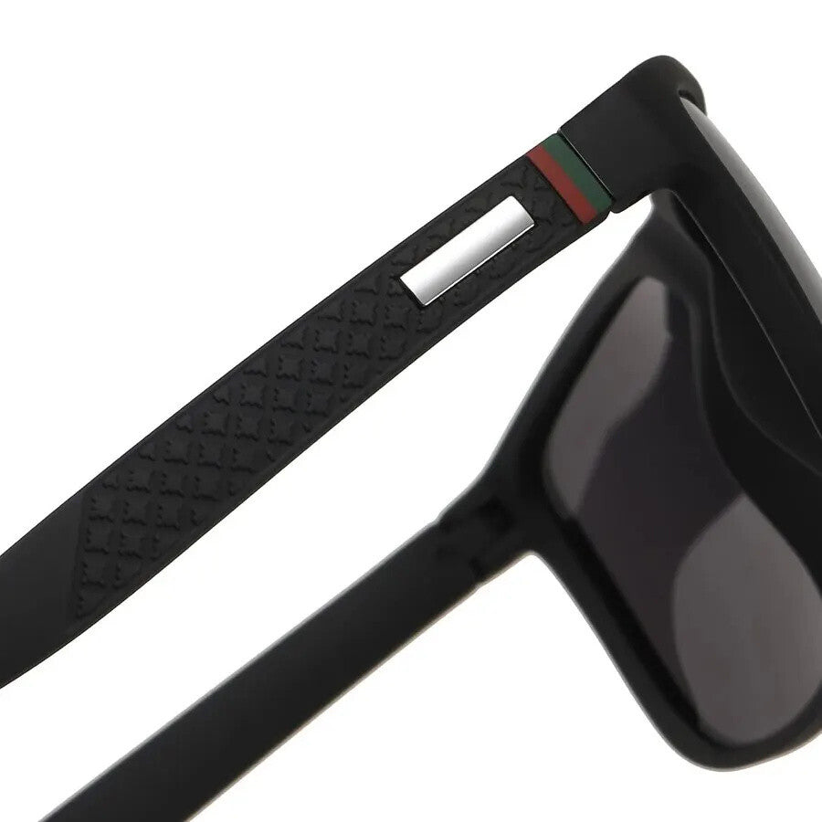 Matt-schwarze Sonnenbrille mit dunklen Gläsern
