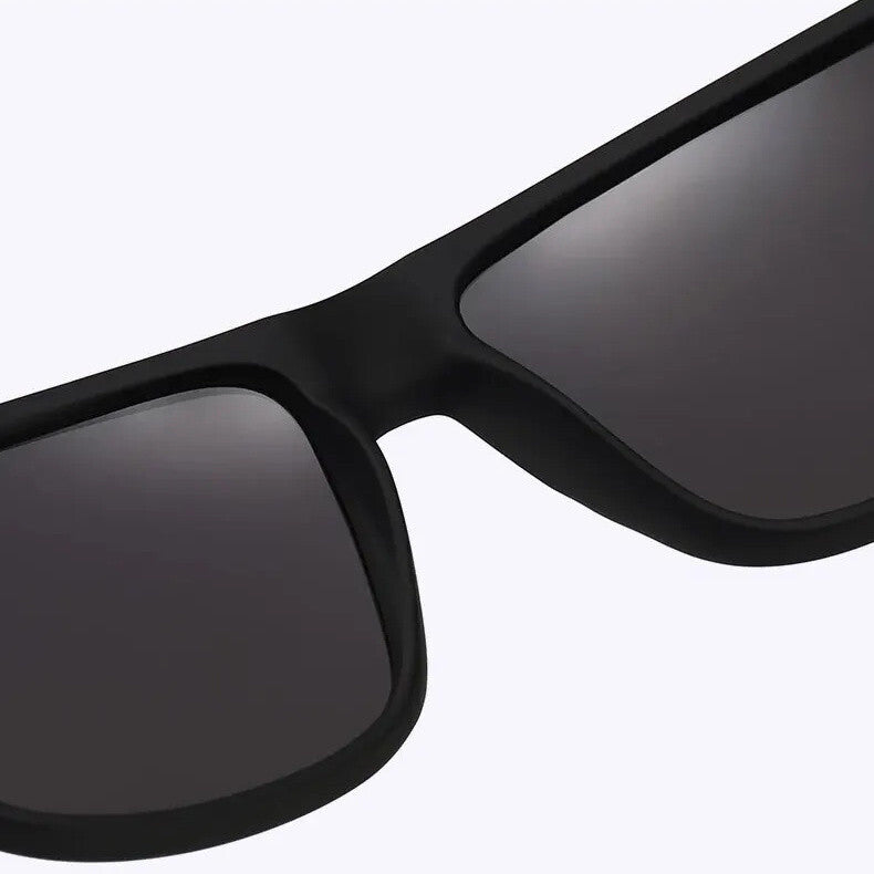 Matt-schwarze Sonnenbrille mit dunklen Gläsern