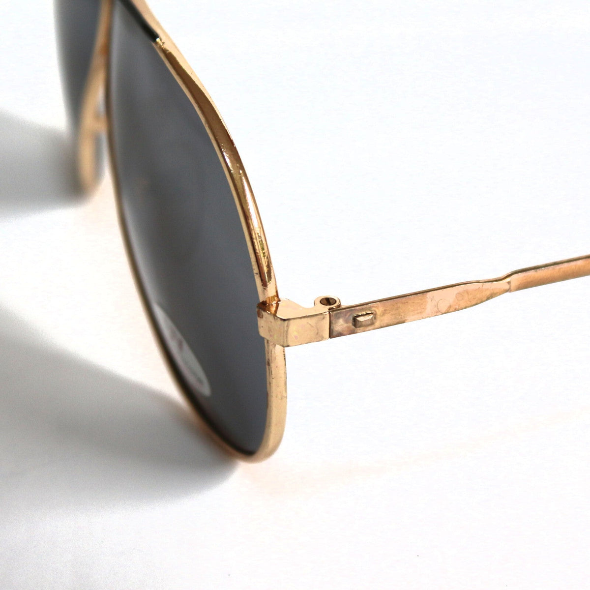 Gold-schwarze Piloten-Sonnenbrille im Porsche-Stil