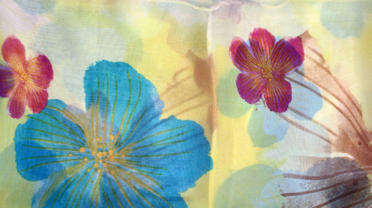 Wunderschoener Loop Schal Bunt Blumen gelb rot blau, tolle Farbtöne von ManuMar - 3KShop.de