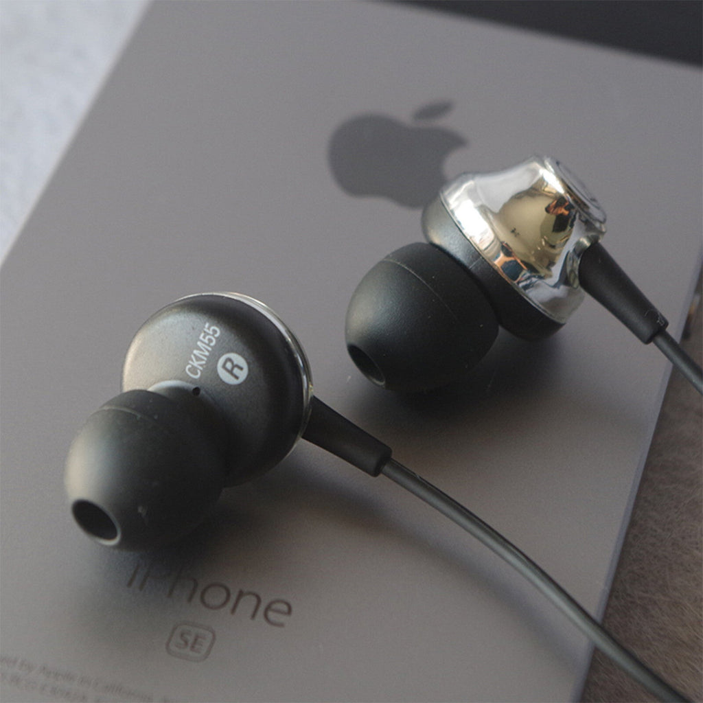 Schwarz-silberne Audio-Technica ATH-CKM55 In-Ear-Kopfhörer