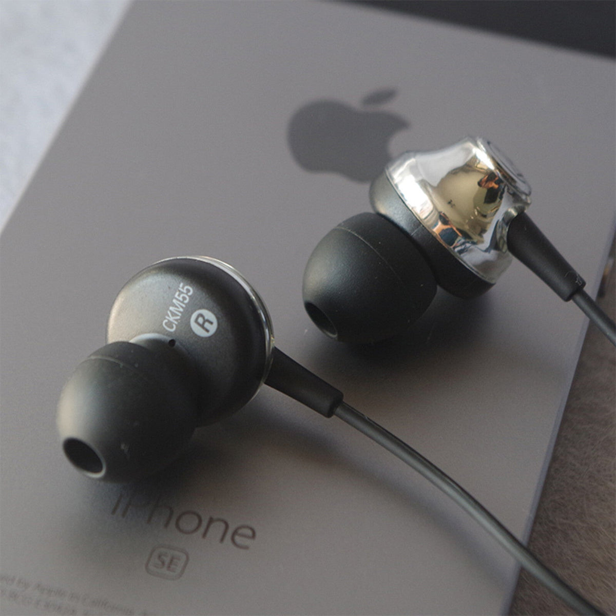 Schwarz-silberne Audio-Technica ATH-CKM55 In-Ear-Kopfhörer